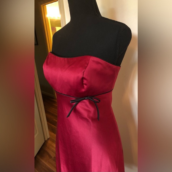 Dress; Alfred Angelo; Burgundy w/Black Piping; Full Skirt; Satiny; Fully Lined - Picture 3 of 8